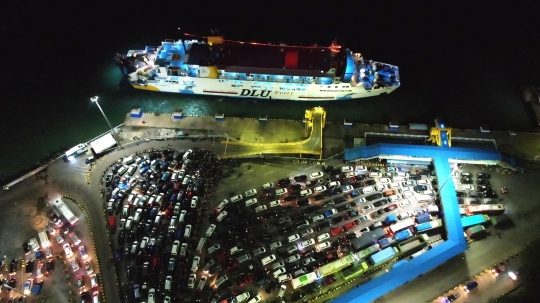 Pantauan Udara Antrean Kendaraan Pemudik Mengular di Pelabuhan Merak