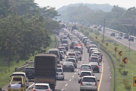One Way Diberlakukan, Kemacetan Masih Terpantau di Tol Cipali