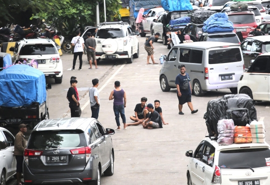 Potret Pemudik Beristirahat Saat Antre Berjam-jam di Pelabuhan Merak
