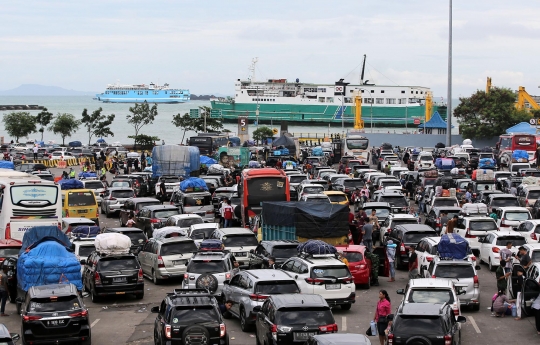 Potret Pemudik Beristirahat Saat Antre Berjam-jam di Pelabuhan Merak