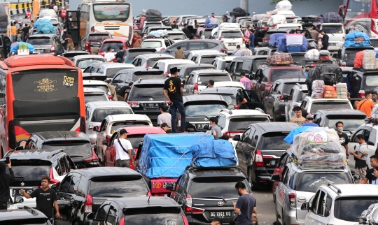 Potret Pemudik Beristirahat Saat Antre Berjam-jam di Pelabuhan Merak
