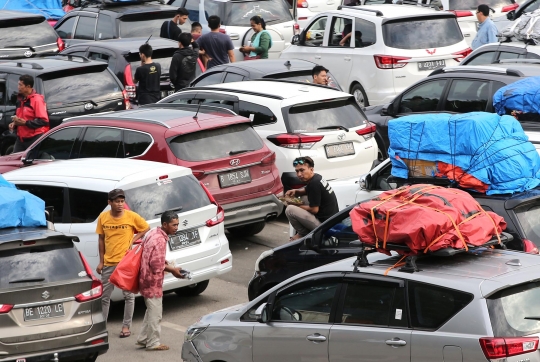 Potret Pemudik Beristirahat Saat Antre Berjam-jam di Pelabuhan Merak