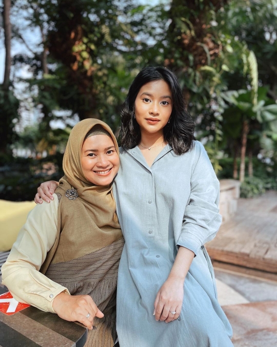 Beranjak Dewasa, Ini 6 Potret Siti Adira Kania Anak Ikke Nurjanah Dipuji Makin Cantik