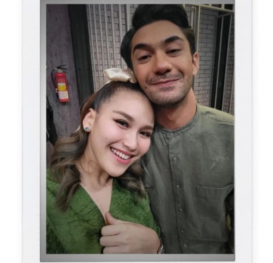 Potret Ayu Ting Ting Peluk Reza Rahadian, Netizen Heboh Doakan Berjodoh