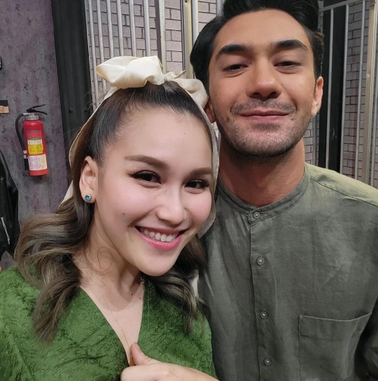 Potret Ayu Ting Ting Peluk Reza Rahadian, Netizen Heboh Doakan Berjodoh