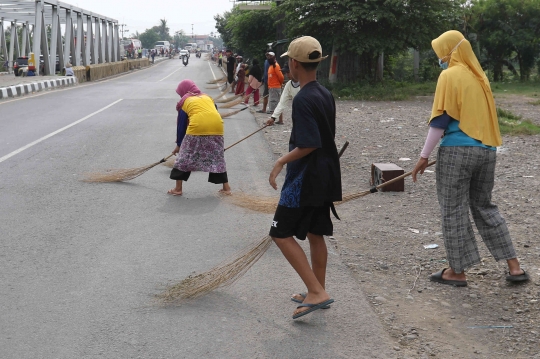 Tradisi Penyapu Koin di Jembatan Sewo Pantura