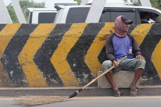 Tradisi Penyapu Koin di Jembatan Sewo Pantura