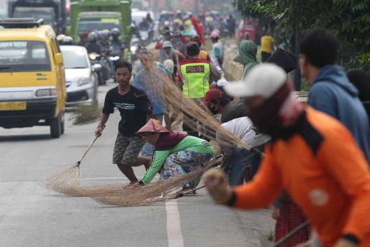 Tradisi Penyapu Koin di Jembatan Sewo Pantura