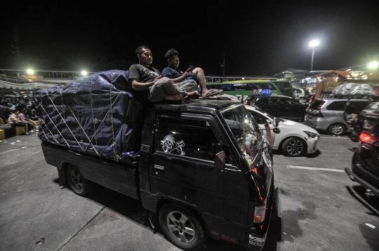 Kepadatan Kendaraan Saat Puncak Arus Mudik di Pelabuhan Merak