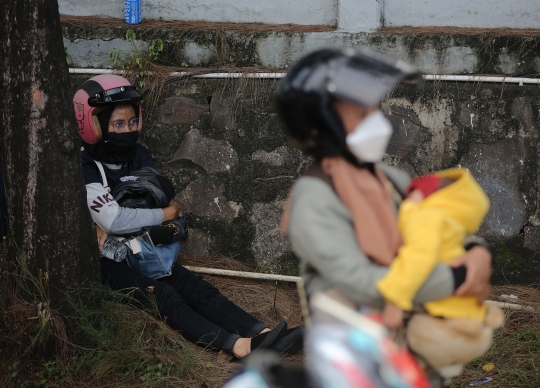 Pemudik Sepeda Motor di Pelabuhan Merak Kelelahan