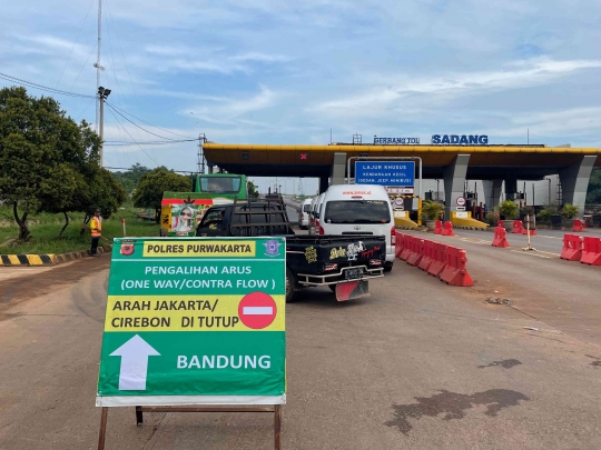 Imbas One Way, Pengendara Arah Jakarta Menunggu Berjam-jam