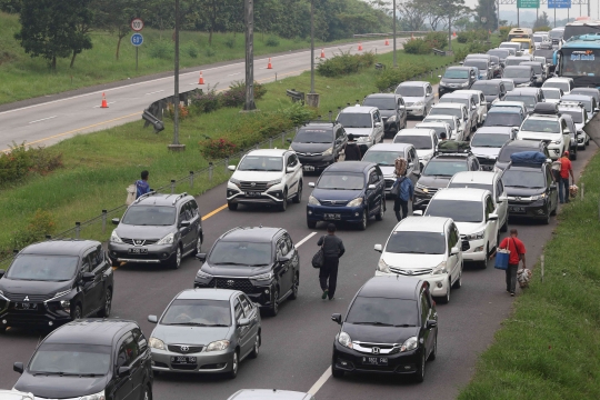 Pedagang Asongan Mengais Rezeki di Tengah Kemacetan Pemudik