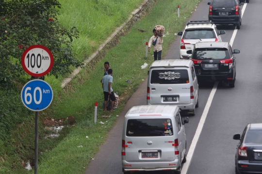 Pedagang Asongan Mengais Rezeki di Tengah Kemacetan Pemudik