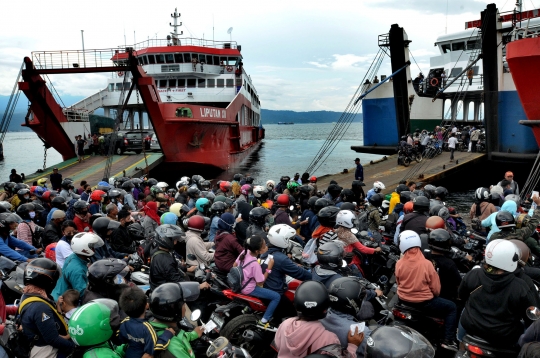 Ribuan Pemudik Motor Antre Tinggalkan Pulau Bali