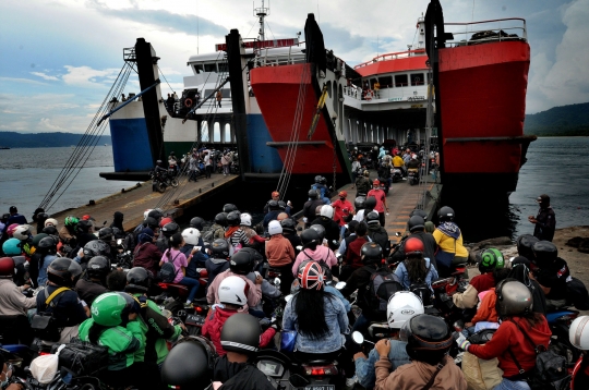 Ribuan Pemudik Motor Antre Tinggalkan Pulau Bali