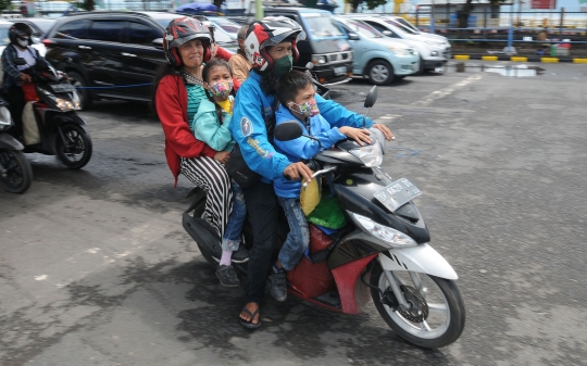 Ribuan Pemudik Motor Antre Tinggalkan Pulau Bali