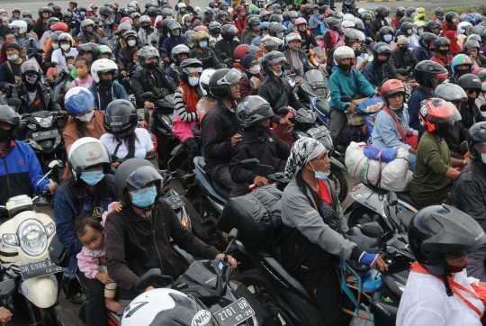 Ribuan Pemudik Motor Antre Tinggalkan Pulau Bali