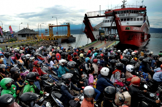 Ribuan Pemudik Motor Antre Tinggalkan Pulau Bali