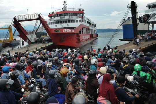 Ribuan Pemudik Motor Antre Tinggalkan Pulau Bali