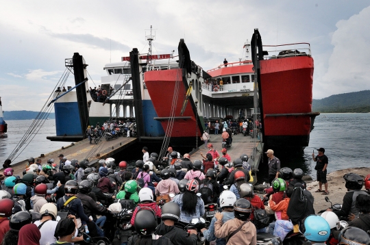 Ribuan Pemudik Motor Antre Tinggalkan Pulau Bali