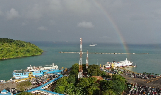 Keindahan Pelangi Menyapa Pemudik di Pelabuhan Merak