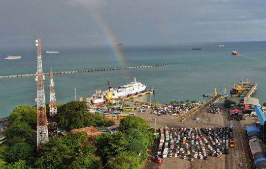 Keindahan Pelangi Menyapa Pemudik di Pelabuhan Merak