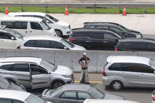 Terjebak Macet di Tol Cikampek, Pemudik Pilih Matikan Mesin Kendaraan