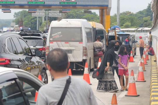 Terjebak Macet di Tol Cikampek, Pemudik Pilih Matikan Mesin Kendaraan