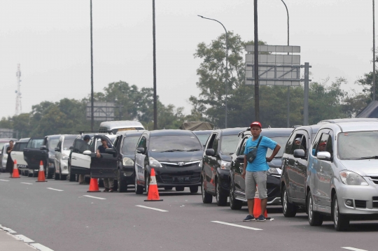 Terjebak Macet di Tol Cikampek, Pemudik Pilih Matikan Mesin Kendaraan