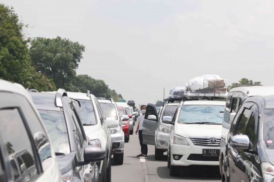 Terjebak Macet di Tol Cikampek, Pemudik Pilih Matikan Mesin Kendaraan