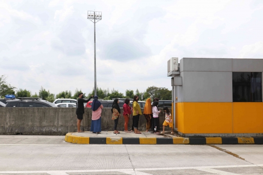 Terjebak Macet di Tol Cikampek, Pemudik Pilih Matikan Mesin Kendaraan