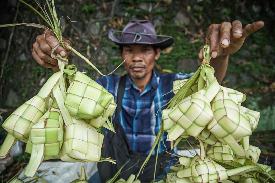 Berkah Lebaran untuk Penjual Kulit Ketupat Musiman