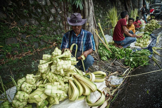 Berkah Lebaran untuk Penjual Kulit Ketupat Musiman
