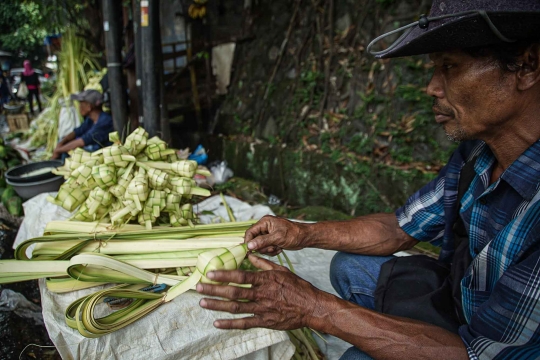 Berkah Lebaran untuk Penjual Kulit Ketupat Musiman