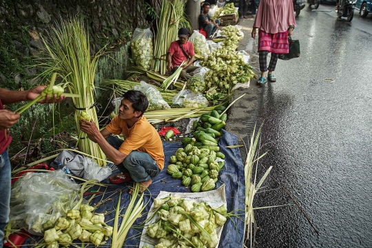 Berkah Lebaran untuk Penjual Kulit Ketupat Musiman