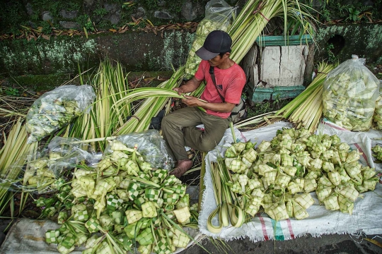 Berkah Lebaran untuk Penjual Kulit Ketupat Musiman