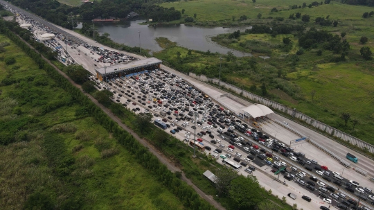 Penampakan Kemacetan Parah di Gerbang Tol Cikampek