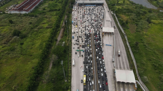 Penampakan Kemacetan Parah di Gerbang Tol Cikampek