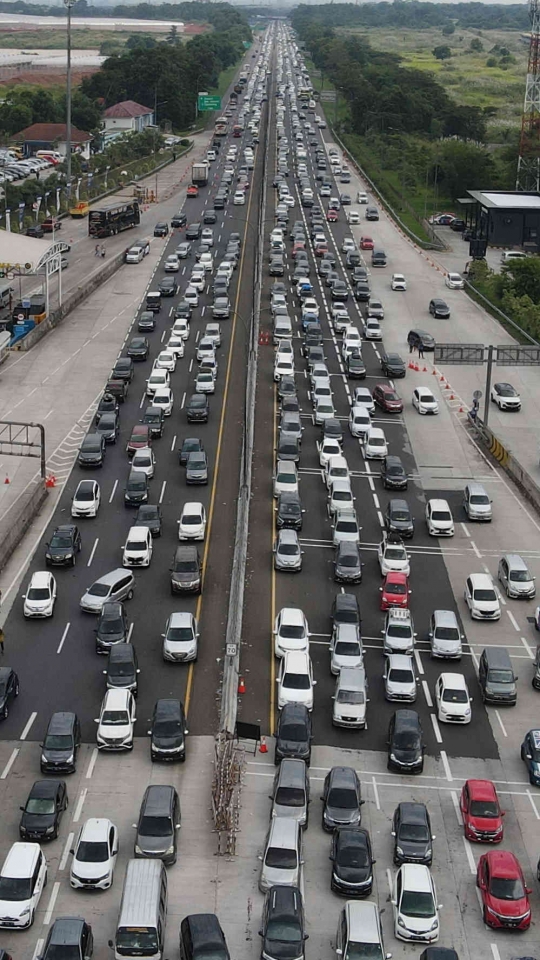 Penampakan Kemacetan Parah di Gerbang Tol Cikampek