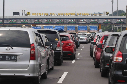 Penampakan Kemacetan Parah di Gerbang Tol Cikampek