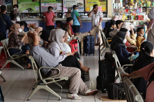 Arus Mudik Lebaran 2022 di Terminal Kampung Rambutan