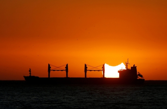 Melihat Fenomena Langka Gerhana Matahari Sebagian Saat Sunset