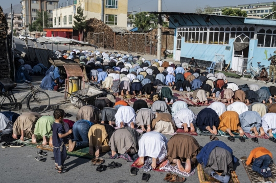 Umat Muslim di Afghanistan Salat Idulfitri