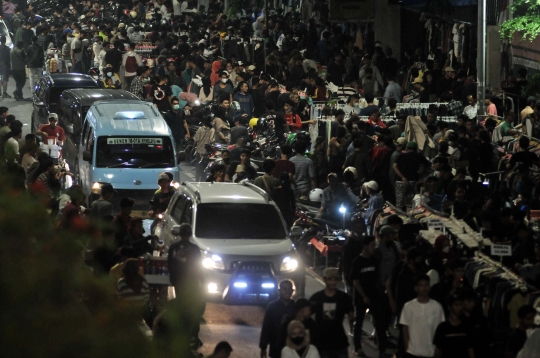 Tumpah Ruah Warga Berburu Pakaian Impor Bekas saat Malam Takbiran