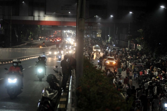 Tumpah Ruah Warga Berburu Pakaian Impor Bekas saat Malam Takbiran