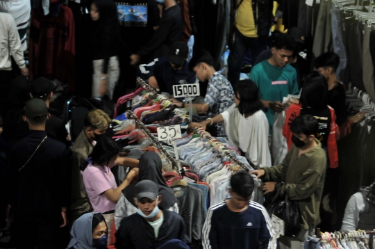 Tumpah Ruah Warga Berburu Pakaian Impor Bekas saat Malam Takbiran