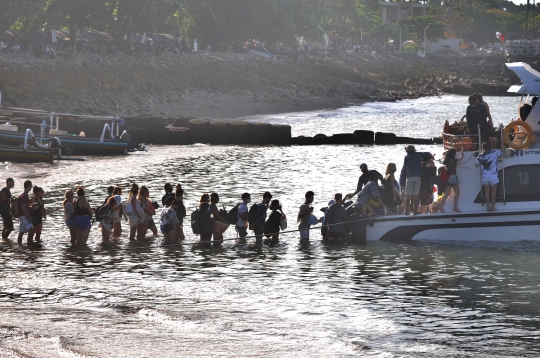 Libur Lebaran, Wisatawan Antre Menuju Kawasan Nusa Penida