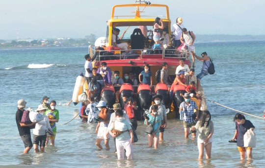 Libur Lebaran, Wisatawan Antre Menuju Kawasan Nusa Penida