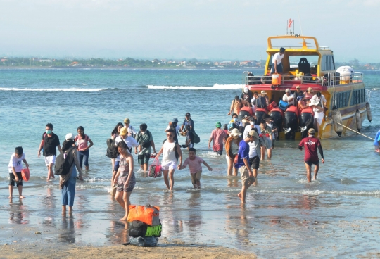 Libur Lebaran, Wisatawan Antre Menuju Kawasan Nusa Penida