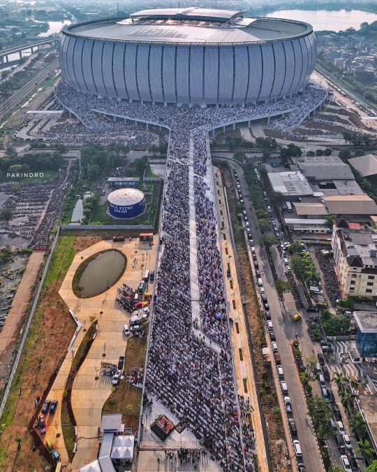 Potret Udara Salat Idulfitri di Jakarta Internasional Stadium